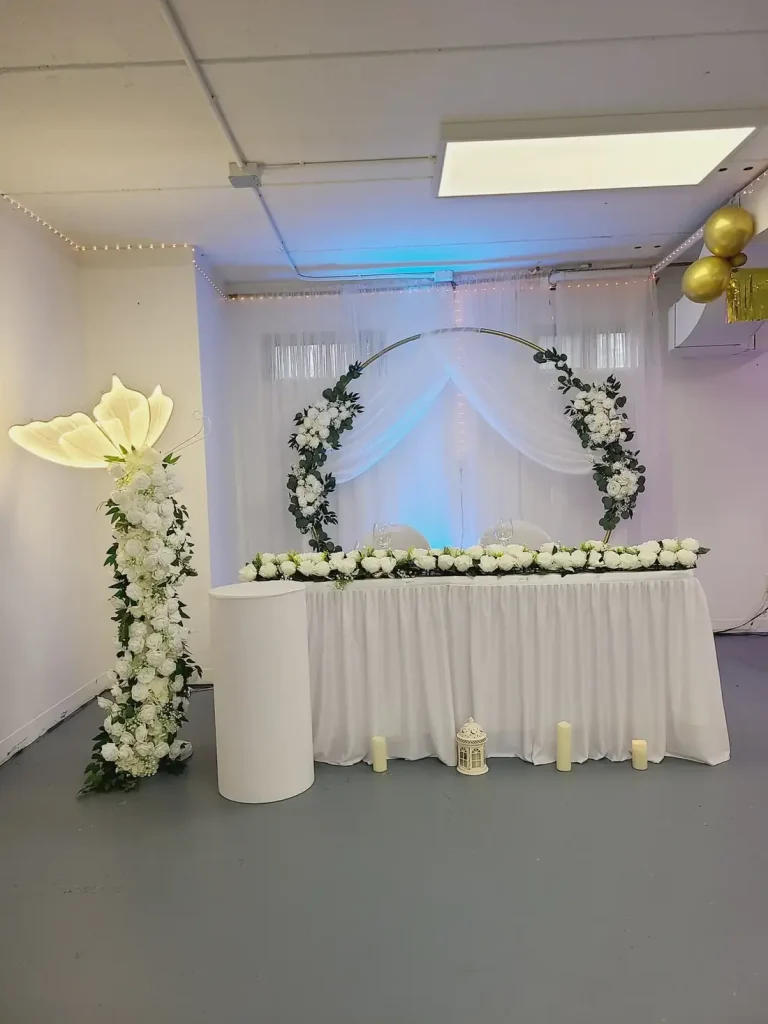 Arche de fleurs blanches et table d'honneur, décoration clé en main