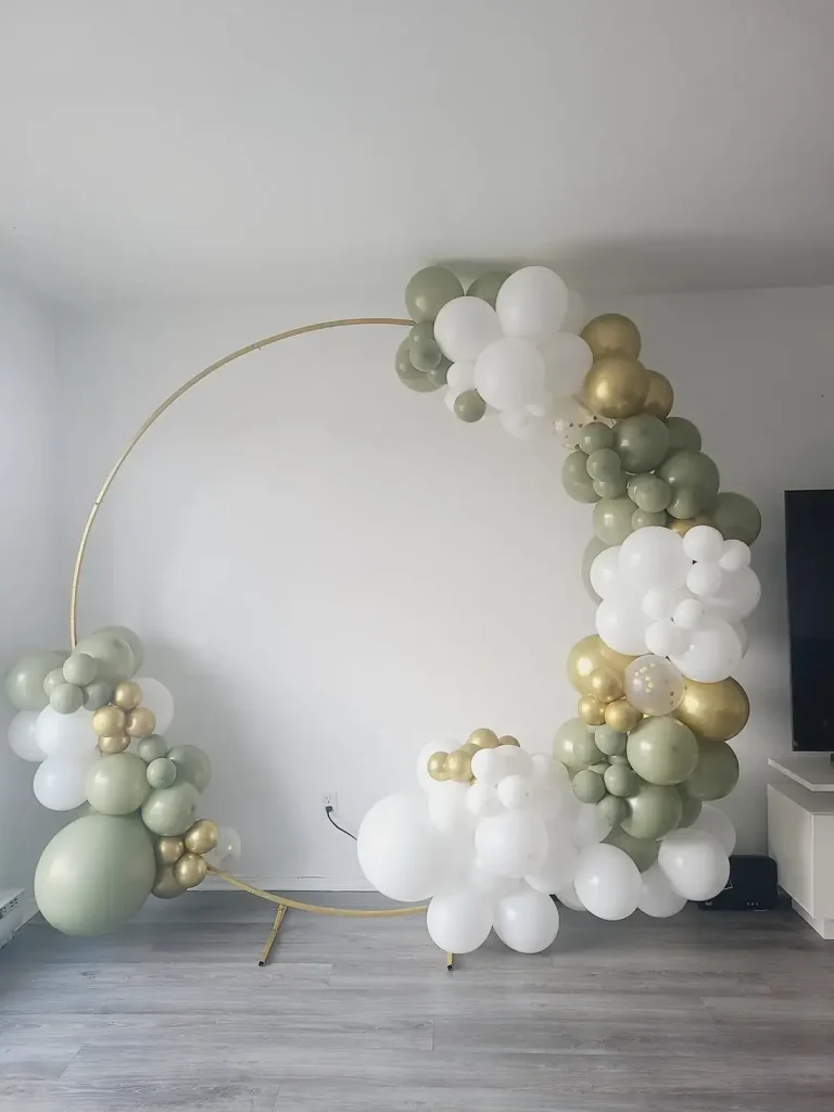Arche ballons sauge et or, mariage à Victorin