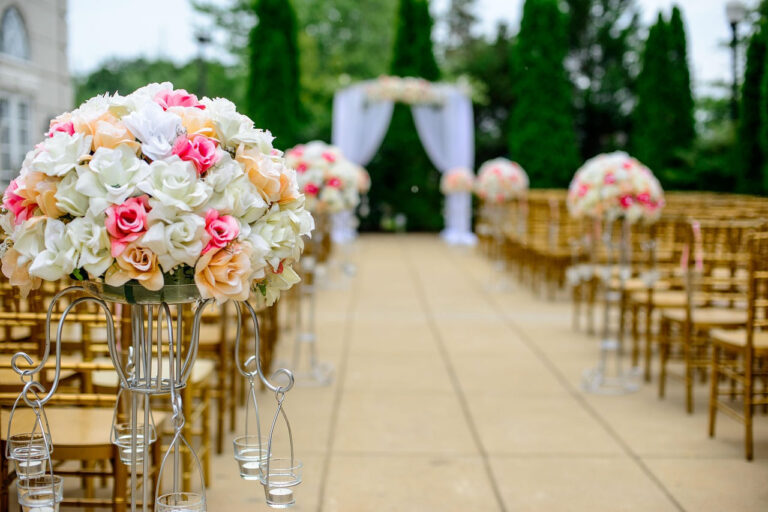 Arche de fleurs ou arche de ballons pour un mariage à Longueuil