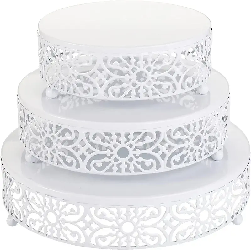 Présentoirs gâteau blancs ajourés, baby shower à Lawrence