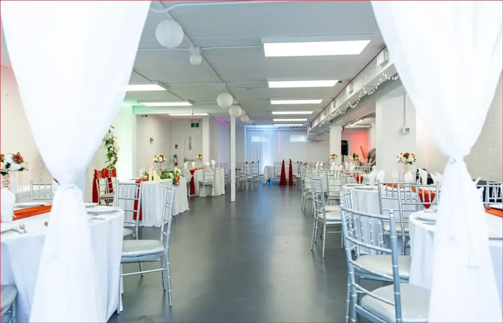 Allée rideaux blancs rouge, mariage à Sainte-Hélène