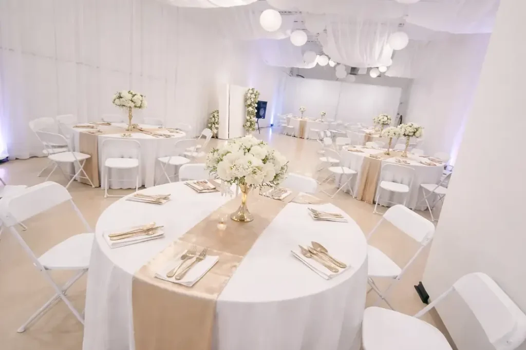 Décor beige et or salle Lawrence, mariage à Lawrence