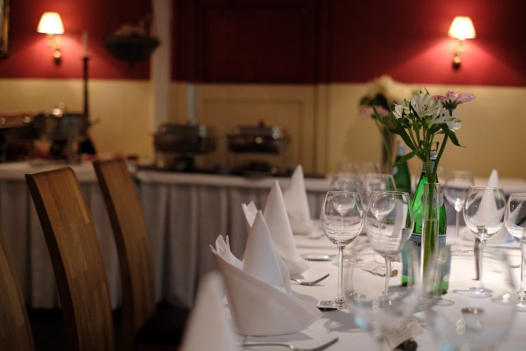 Table dressée pour le mariage de Vanessa et Marc-Antoine, salle Sainte-Hélène