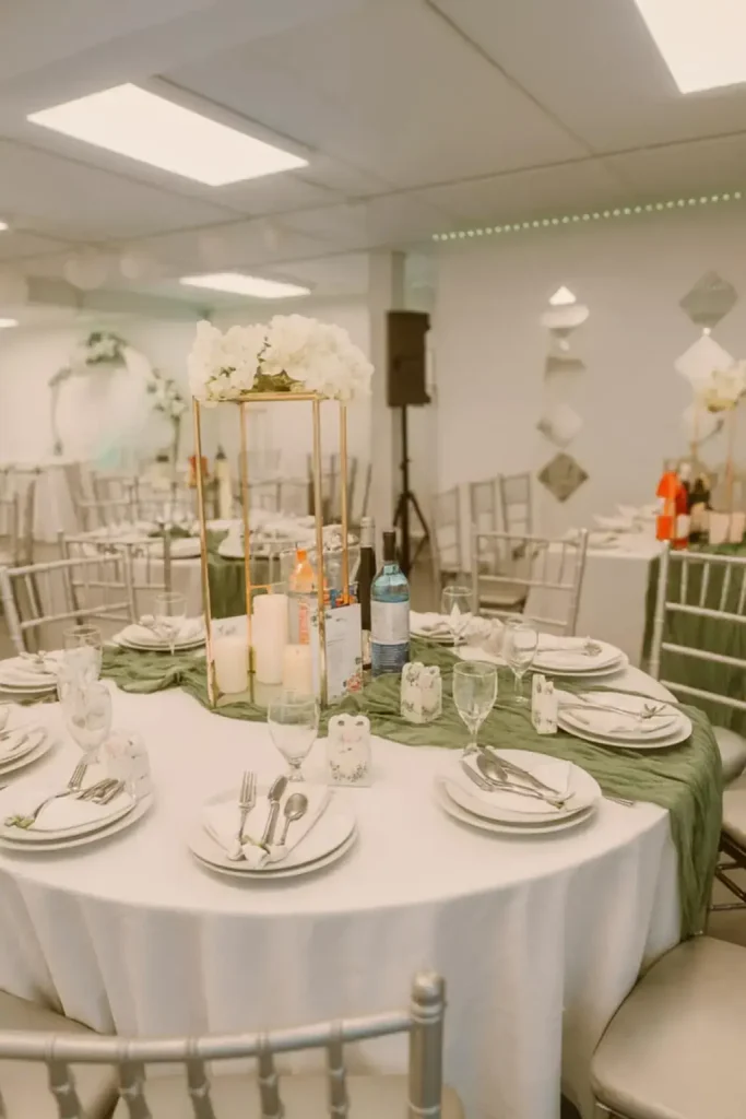 Table vert sauge chaises chiavari, baptême à Sainte-Hélène