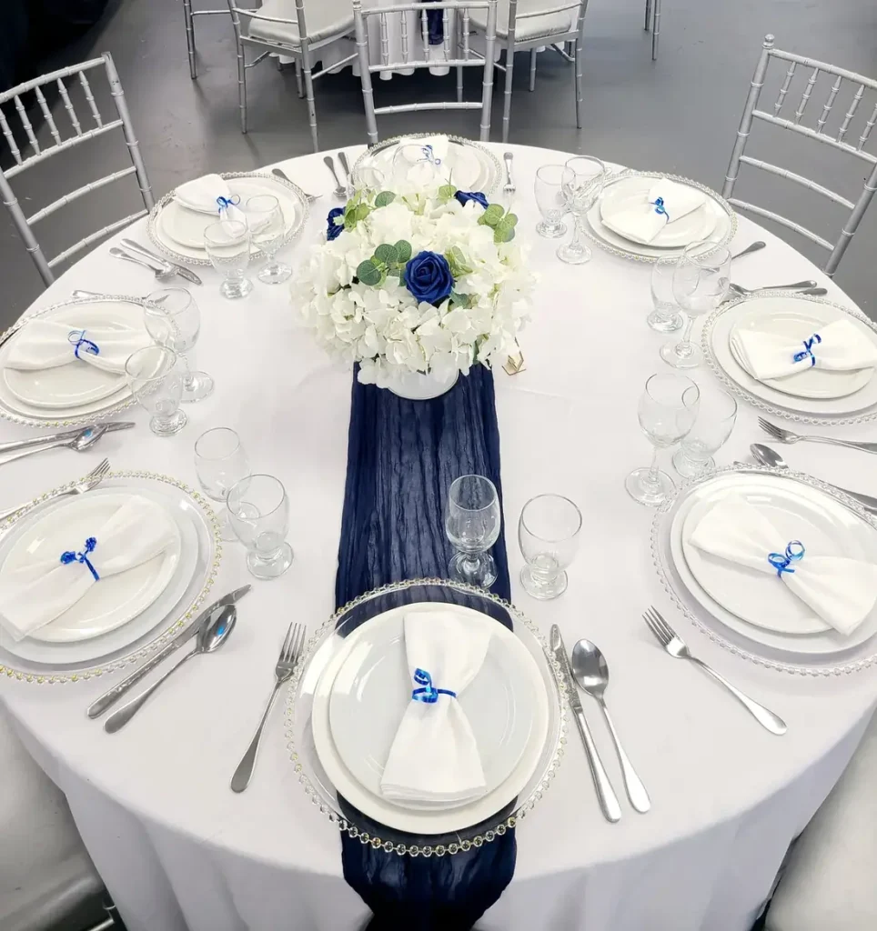 Table chemin bleu marine velours, corporatif à Sainte-Hélène
